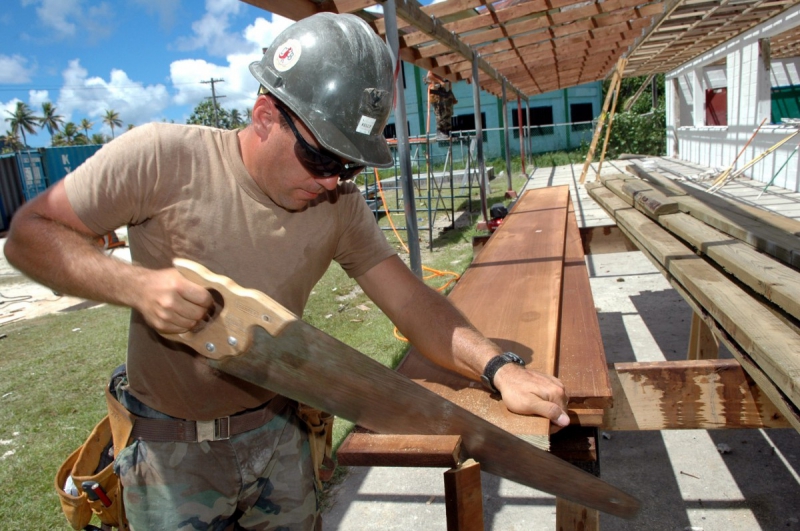 ebeniste-CALLAS-min_worker_construction_building_carpenter_male_job_build_helmet-893290